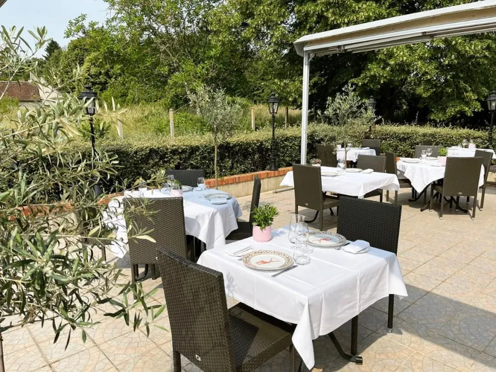 terrasse d'été près de Ascoux